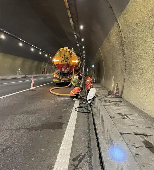 温岭隧道排水渠清淤